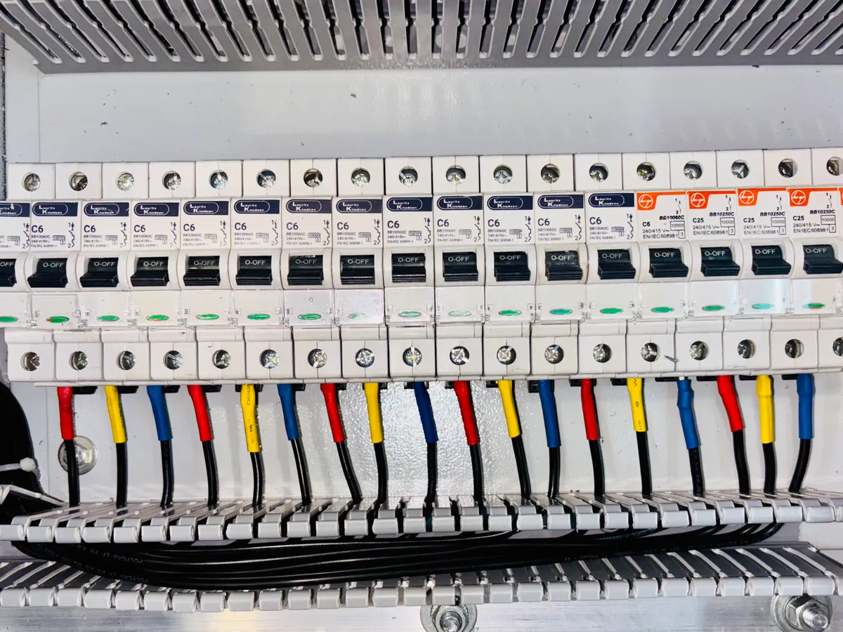 Detalle de un tablero con térmicas y cableado ordenado por colores